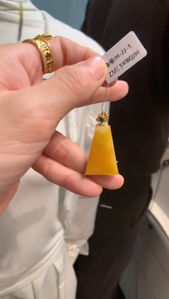 颈饰18K金镶嵌翡翠无事牌