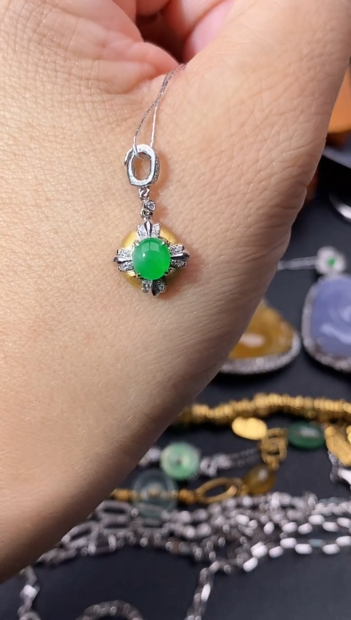 翡翠18K金镶嵌颈饰吊坠