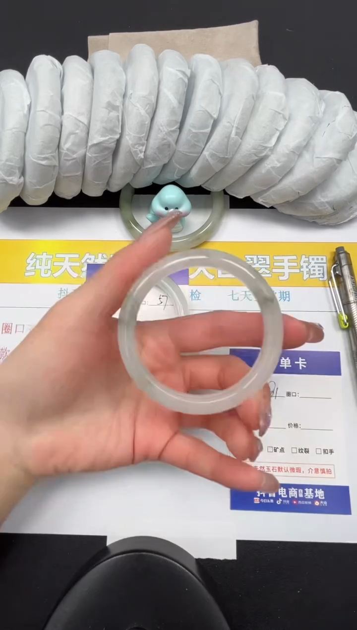 【闪购商品】石英质玉手镯未镶嵌81-54.5