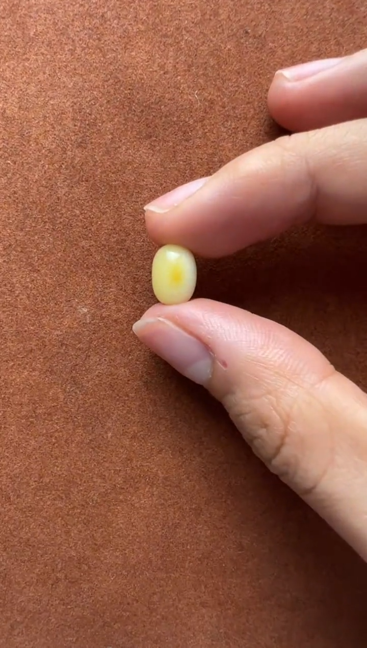 【闪购商品】蜜蜡裸石未镶嵌俄料微瑕7.4mm0.326克