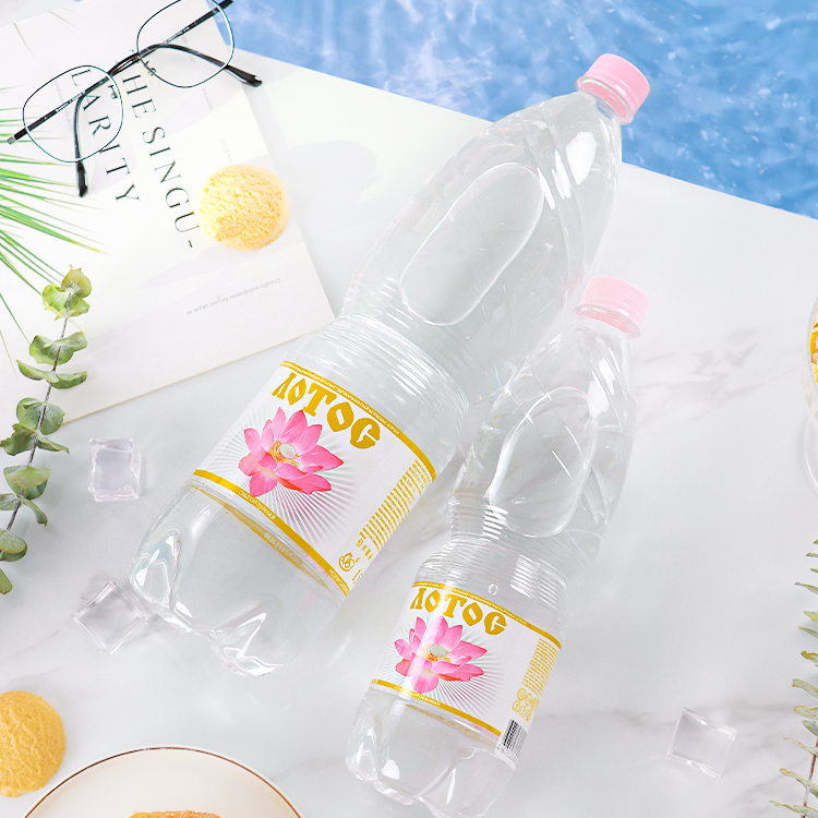 【七瓶更划算】俄罗斯原装进口时笙含气矿泉水700毫升瓶