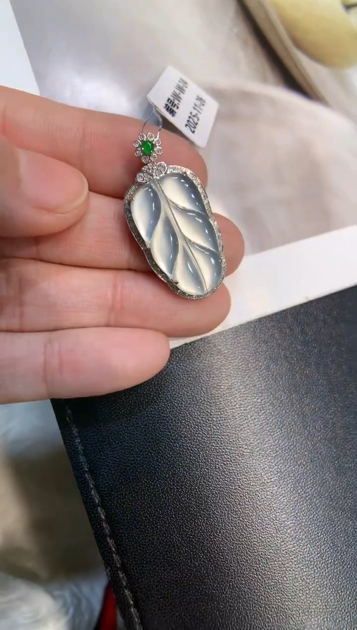 颈饰18K金镶嵌翡翠叶子