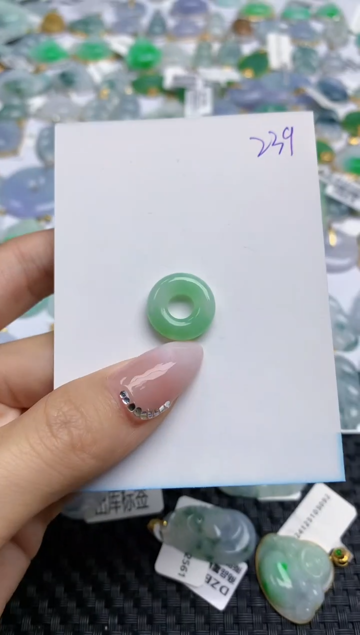 【闪购商品】翡翠颈饰未镶嵌 天然翡翠A货