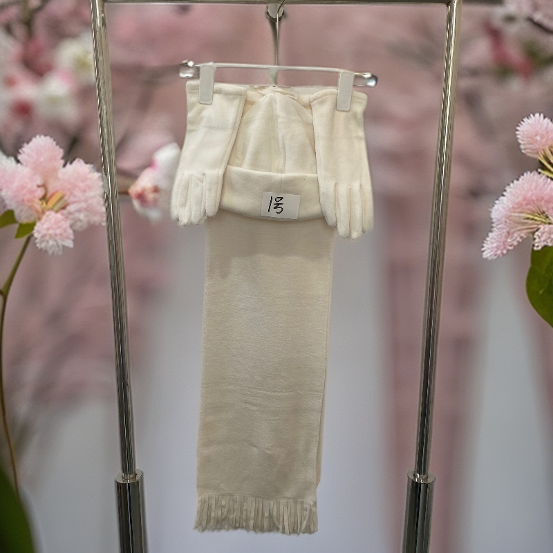 8C529   柔软舒适围巾手套帽子三件套