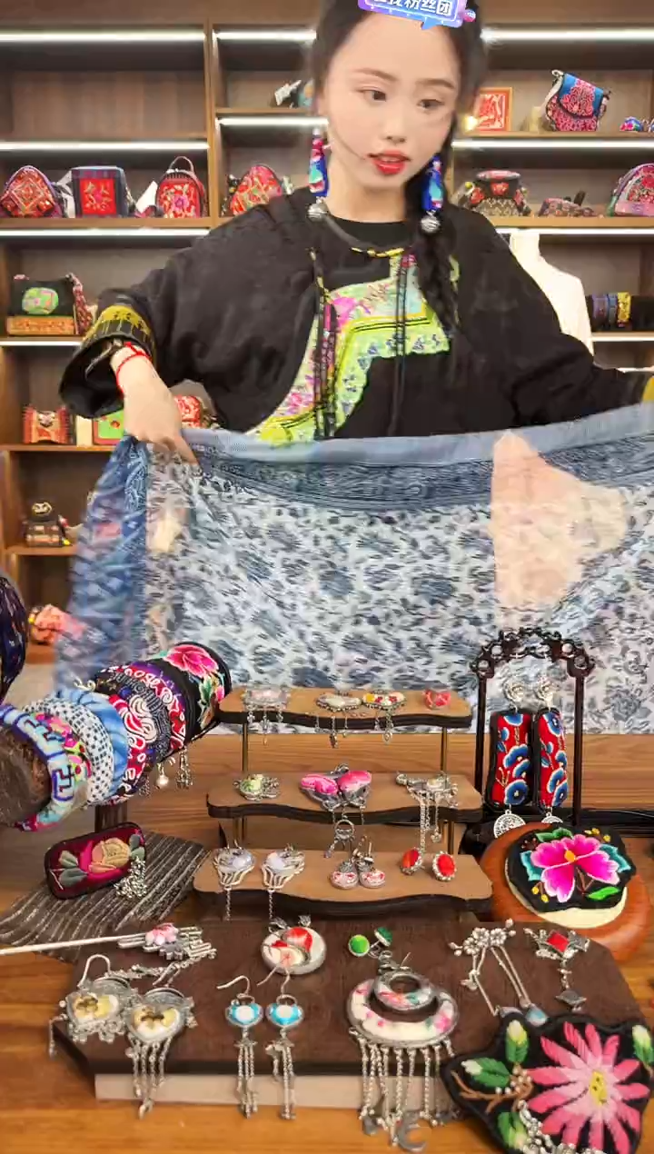 【闪购商品】织绣A28蒙阿苏苗绣传承