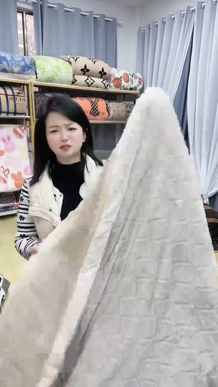 牛奶绒200*230卡其雕花被子