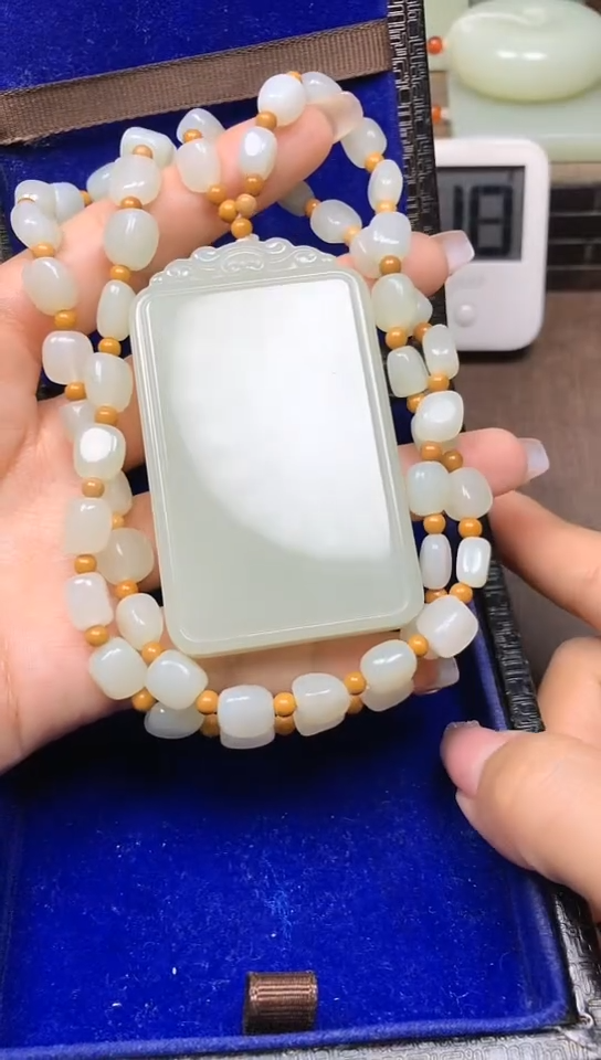 和田玉未镶嵌颈饰吃猫