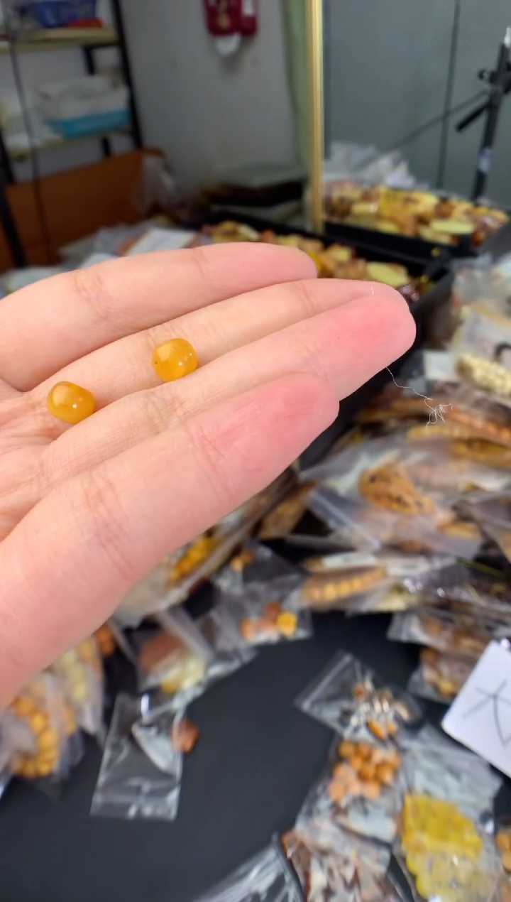 蜜蜡未镶嵌珠宝奇石多样性发一件