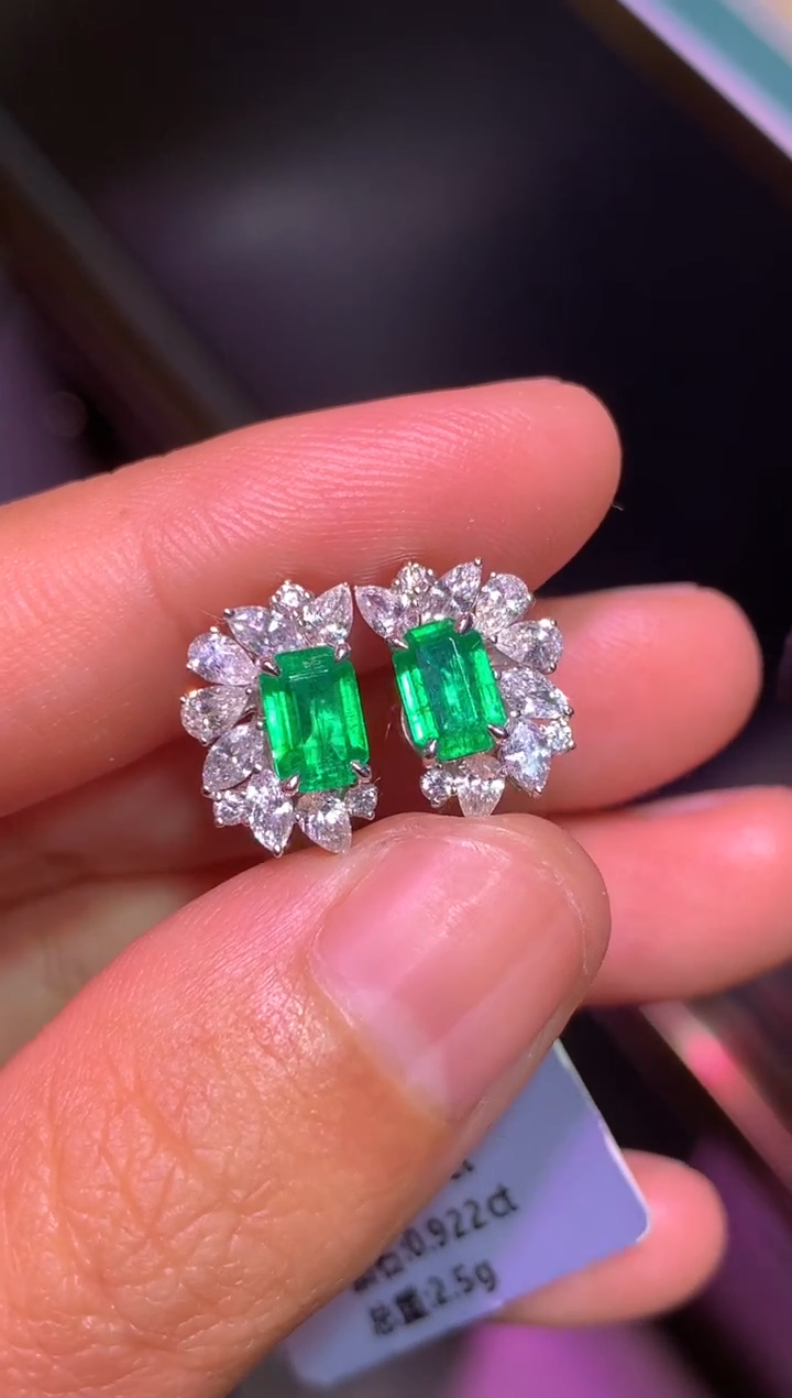 18K金镶嵌耳钉祖母绿1.09CT