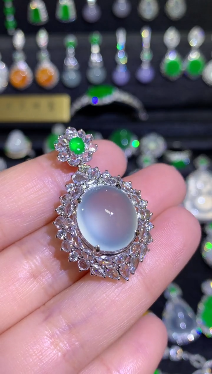 【闪购商品】翡翠颈饰18K金镶嵌玻璃种双眼皮蛋面吊坠