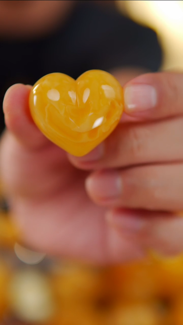 裸石琥珀未镶嵌焦皮料爱心16.71