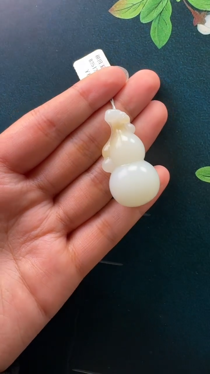 颈饰未镶嵌和田玉吊坠