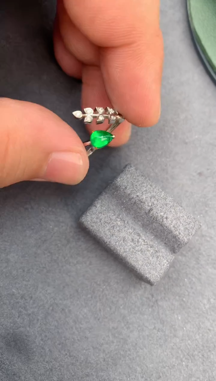 【闪购商品】祖母绿戒指18K金镶嵌祖母绿戒指