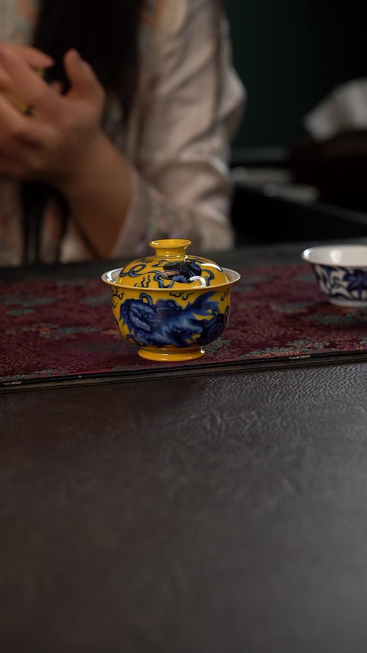 洪印慕明黄釉狮子盖碗