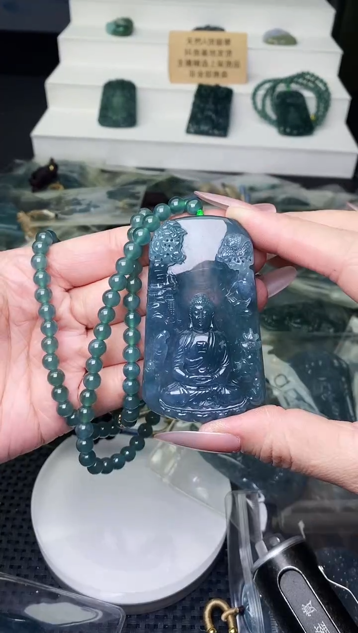 颈饰未镶嵌翡翠 