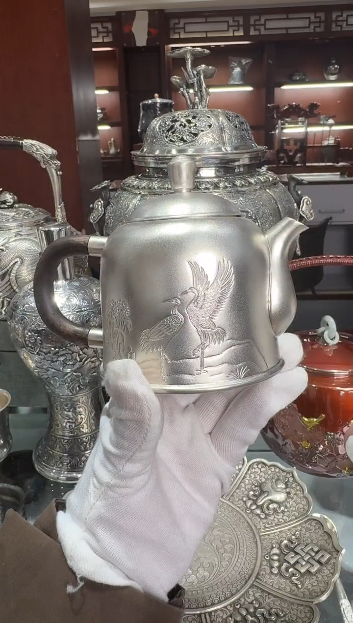 曹* 足银精工手工鏨刻松鹤延年泡茶壶