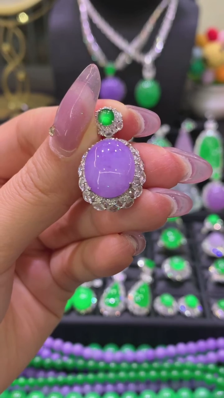 颈饰18K金镶嵌翡翠吊坠