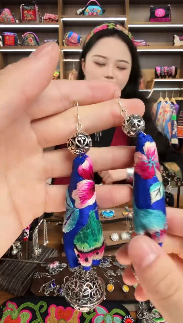 【闪购商品】织绣29蒙阿苏苗绣传承