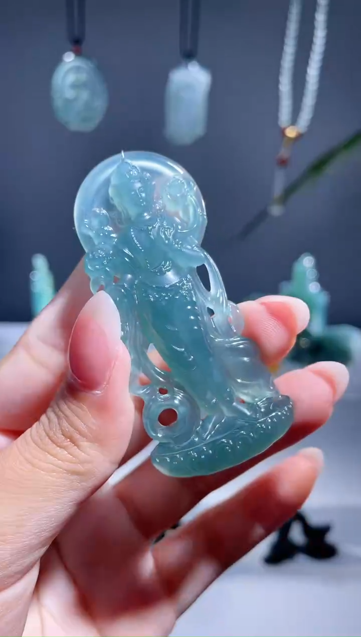 翡翠未镶嵌颈饰站观音