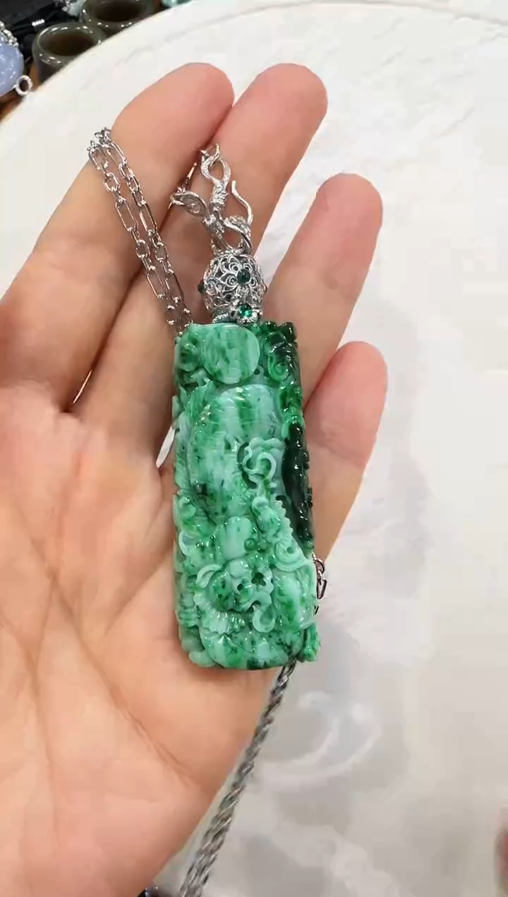 翡翠未镶嵌颈饰国风