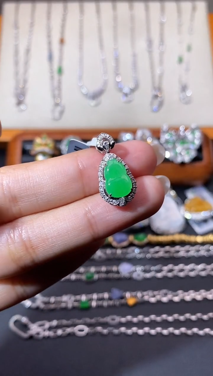 翡翠22K金镶嵌颈饰吊坠