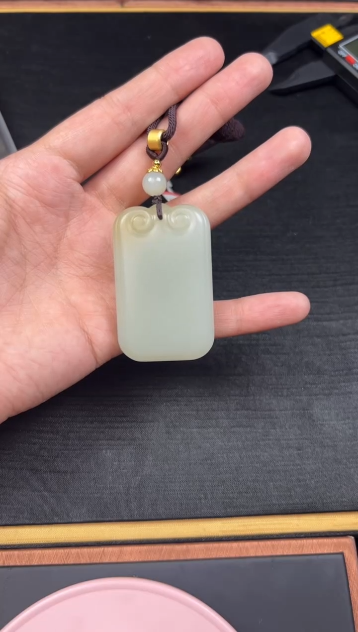 【闪购商品】和田玉吊坠(赠链)未镶嵌且末微色差迪克兰二细
