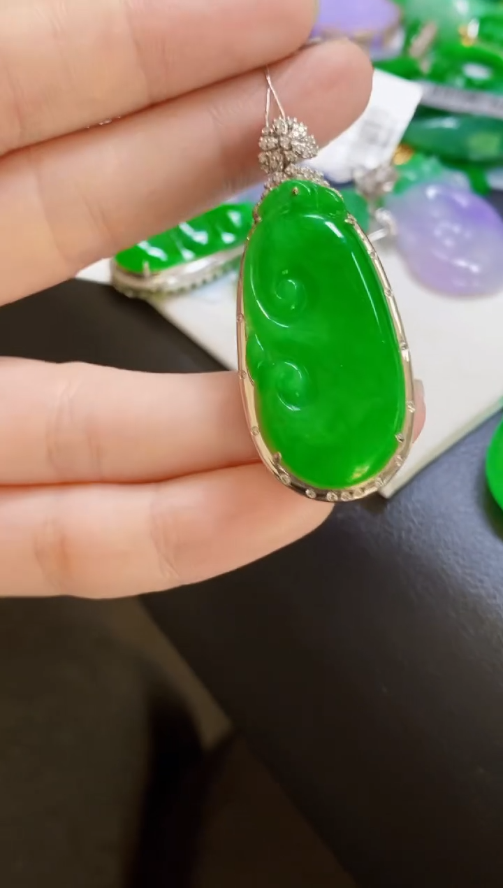 颈饰18K金镶嵌翡翠如意