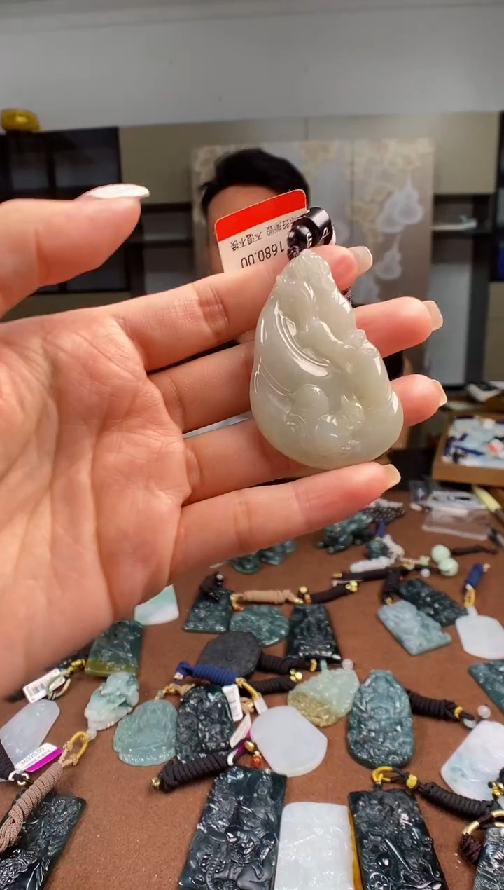 颈饰未镶嵌翡翠  多样性发其一