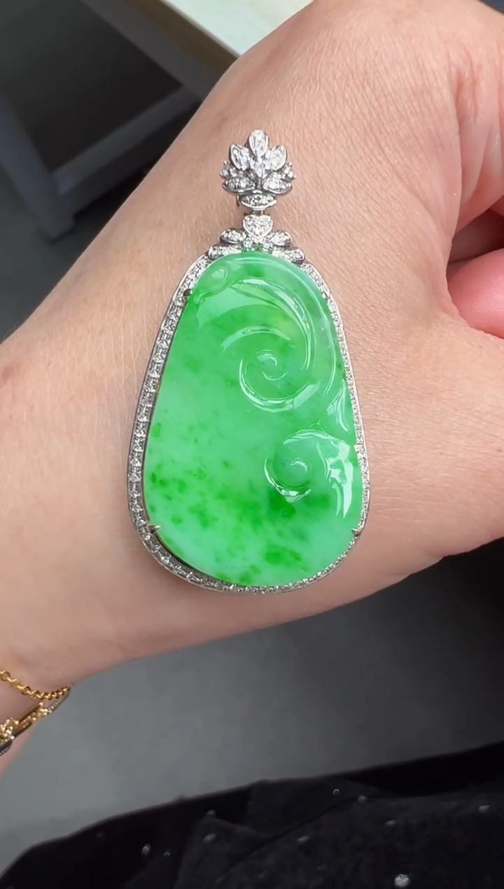 【闪购商品】翡翠颈饰18K金镶嵌42*22.6*6.7如意