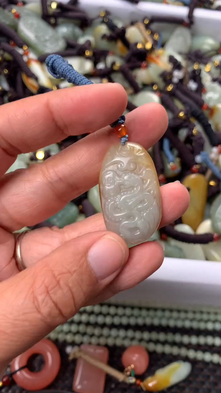 【闪购商品】和田玉颈饰未镶嵌多样性发货没有证书.拍一发一，有瑕