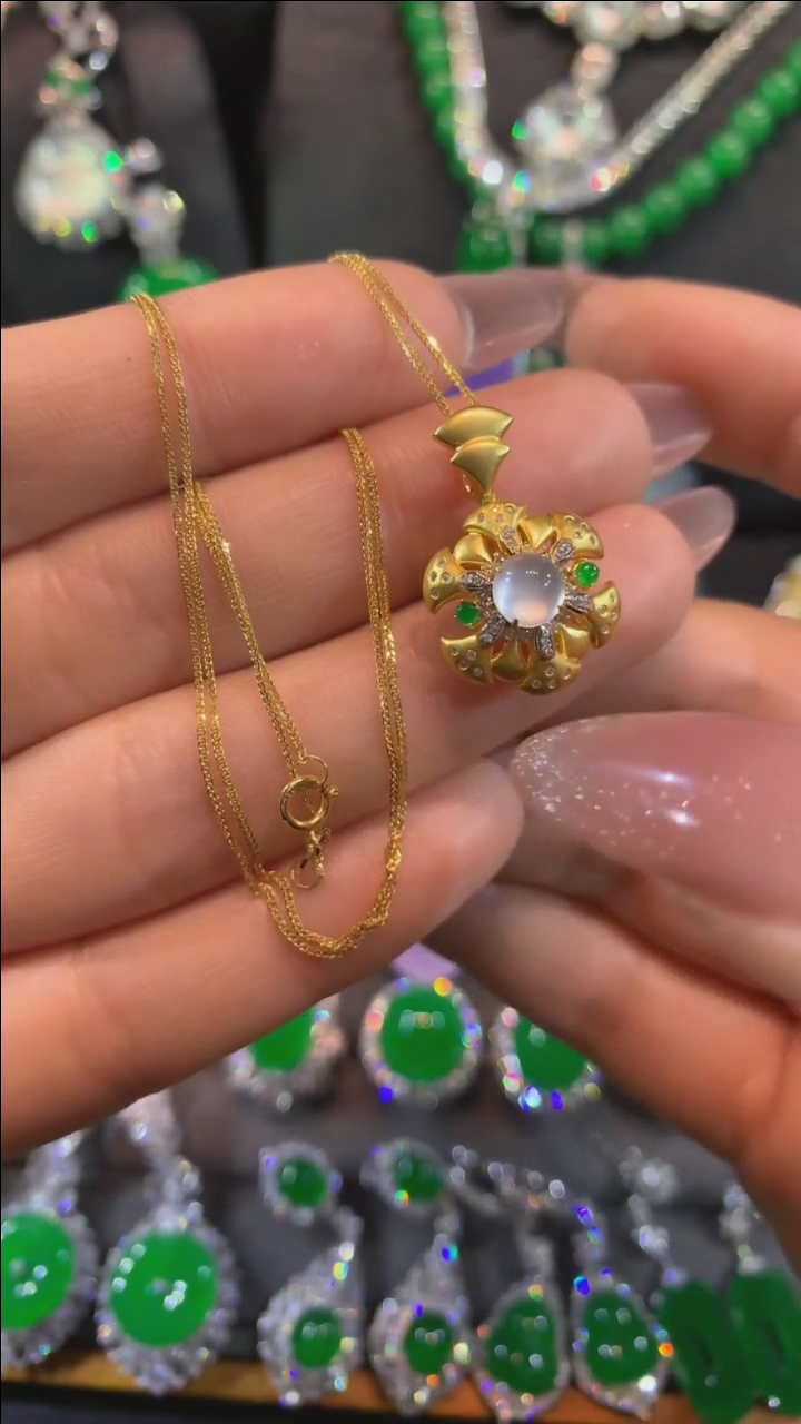 【闪购商品】翡翠吊坠(赠链)18K金镶嵌吊坠