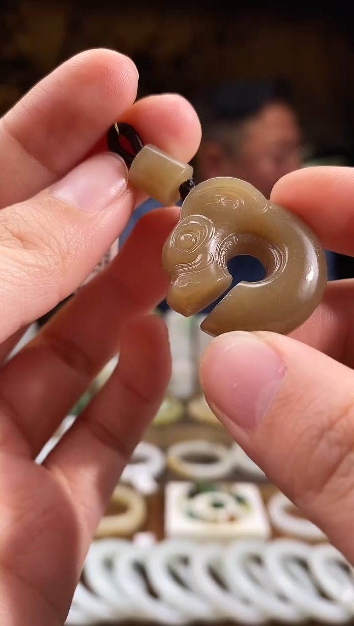 颈饰未镶嵌和田玉（糖玉）满糖 玉猪龙