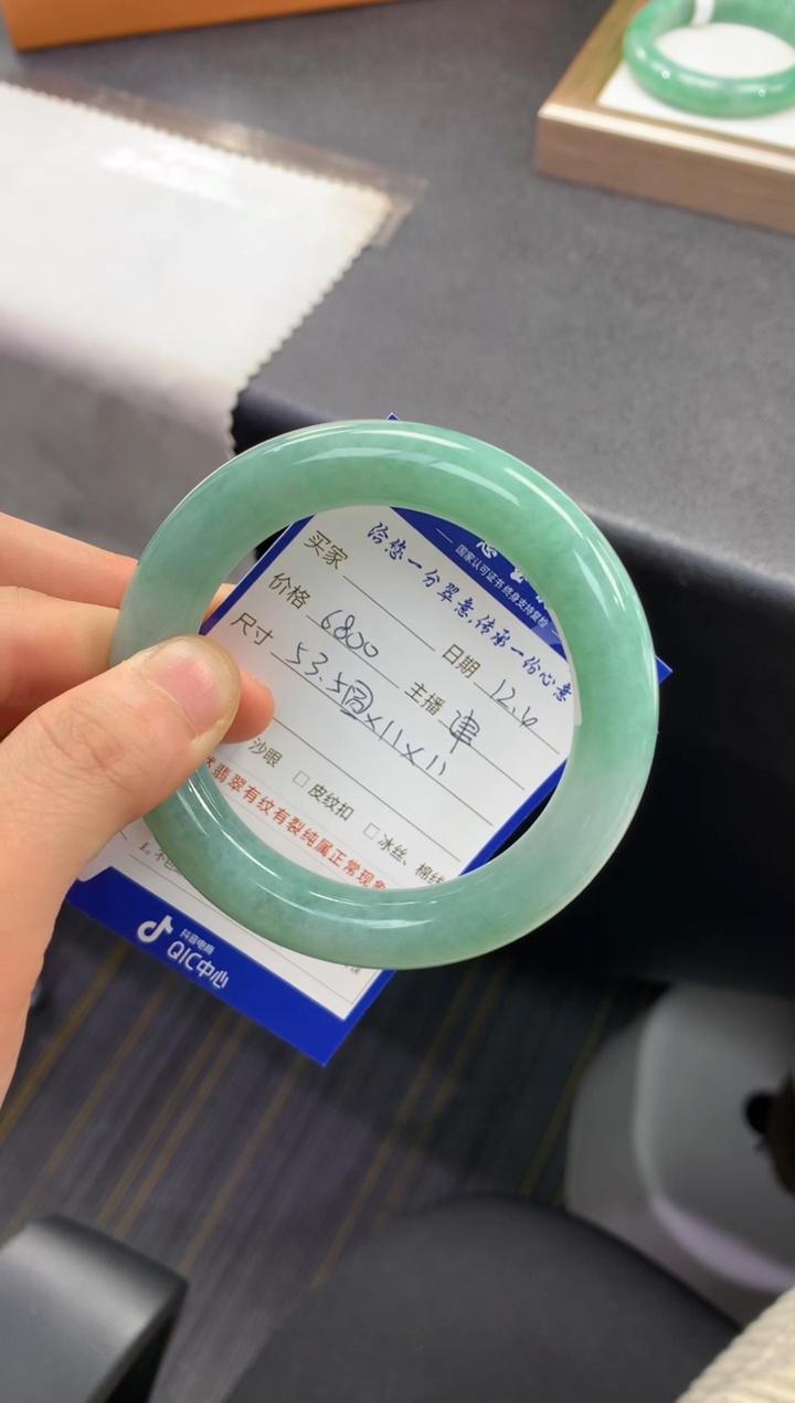 未镶嵌手镯翡翠退货需手镯吊牌标签完好