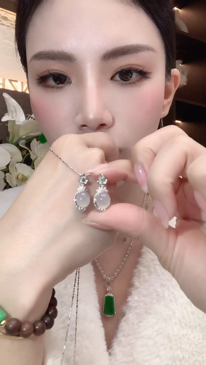 吊坠(不含链)18K金镶嵌翡翠A2 多样性发一件