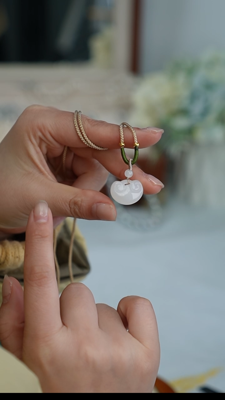 【闪购商品】和田玉吊坠(赠链)未镶嵌吊坠