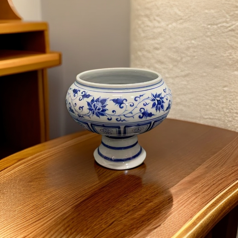          A23 翠毛蓝青花缠枝莲鱼藻纹高足罐