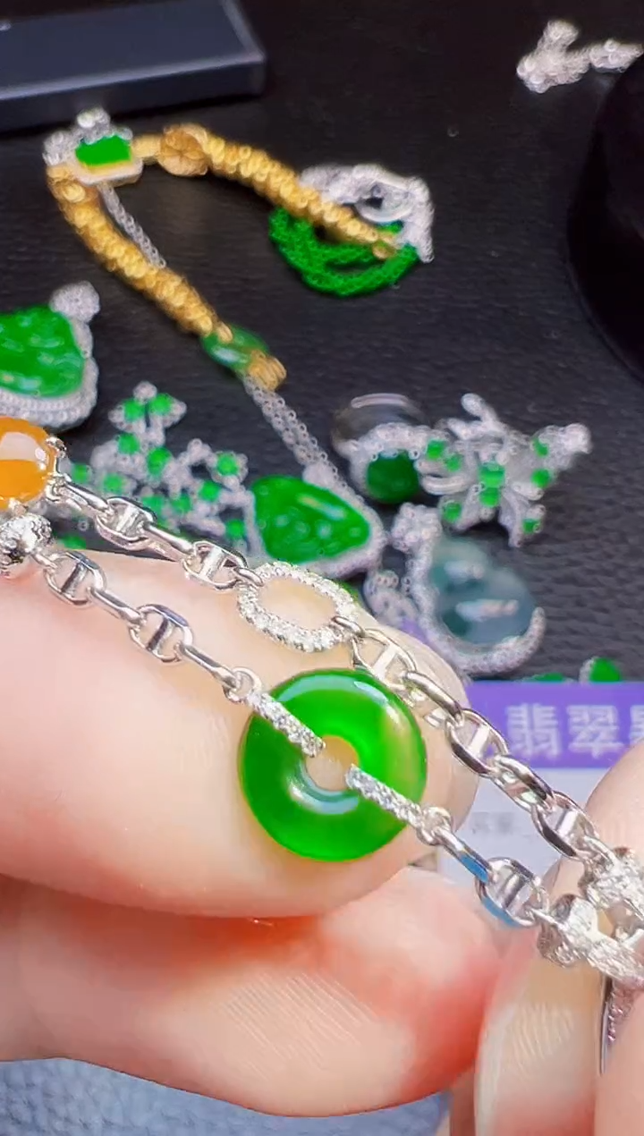 颈饰18K金镶嵌翡翠海*翡翠