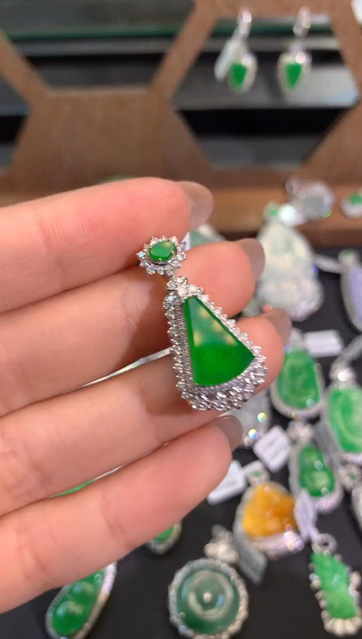 【闪购商品】翡翠吊坠(不含链)18K金镶嵌吊坠