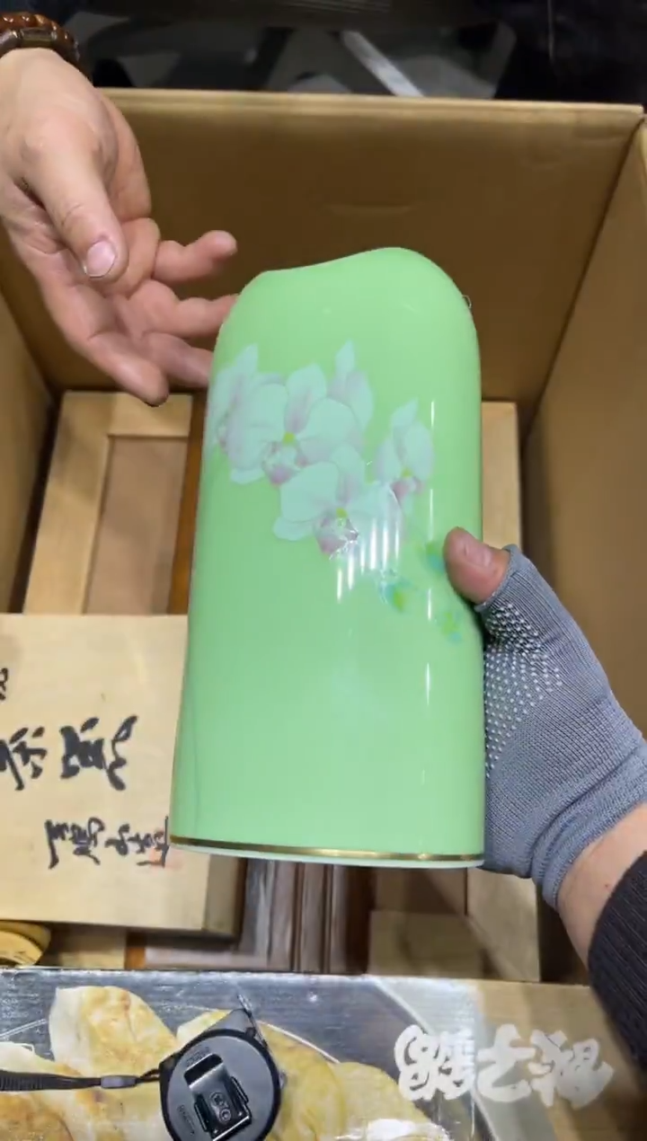 春天的颜色-香兰社花瓶 