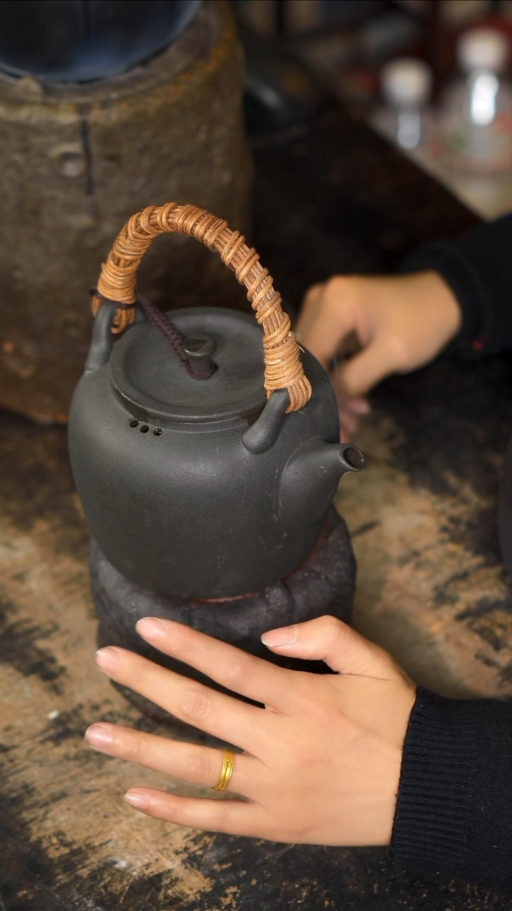 【闪购商品】600容量的火山石提梁壶