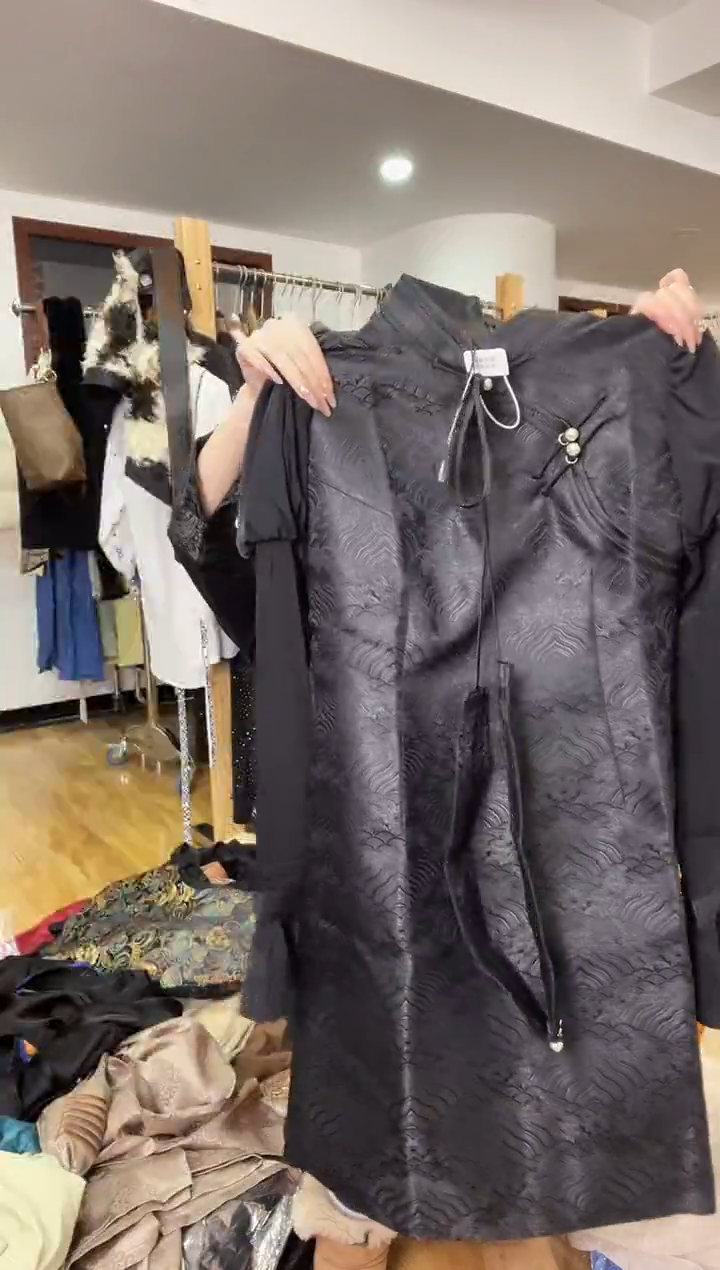 连衣裙       L码      115-125斤