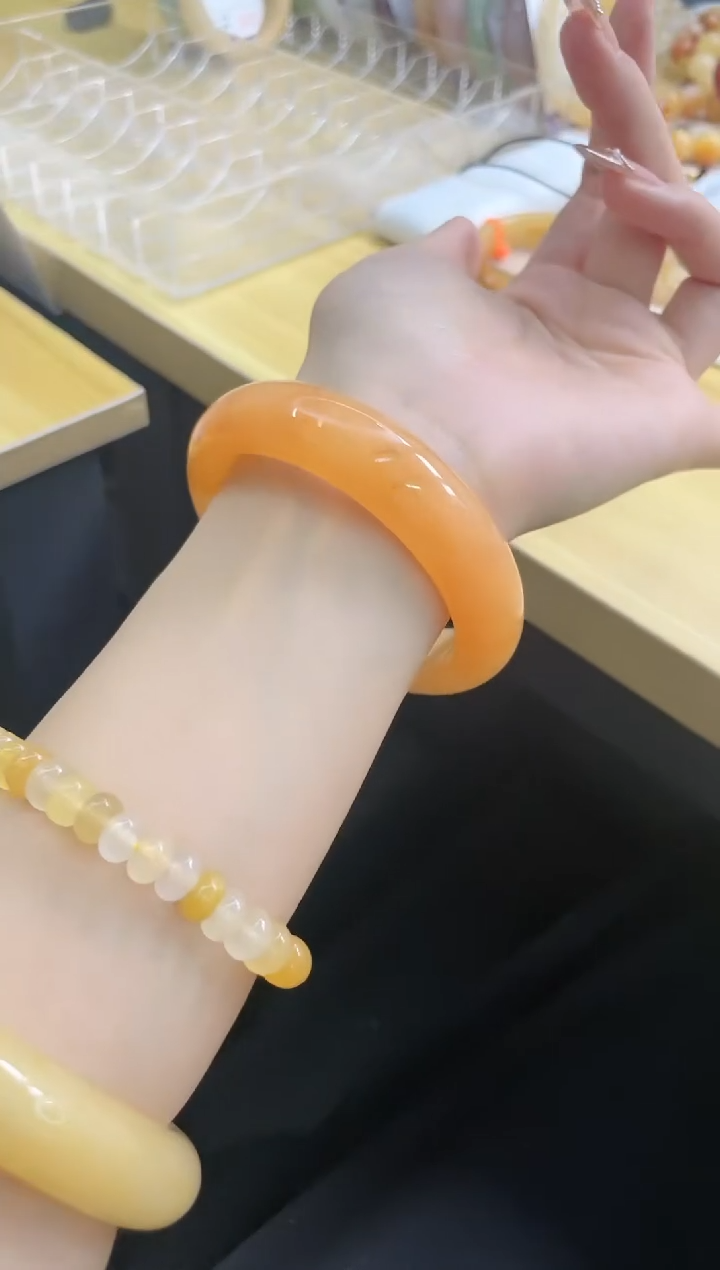 石英质玉手镯未镶嵌294/57.4