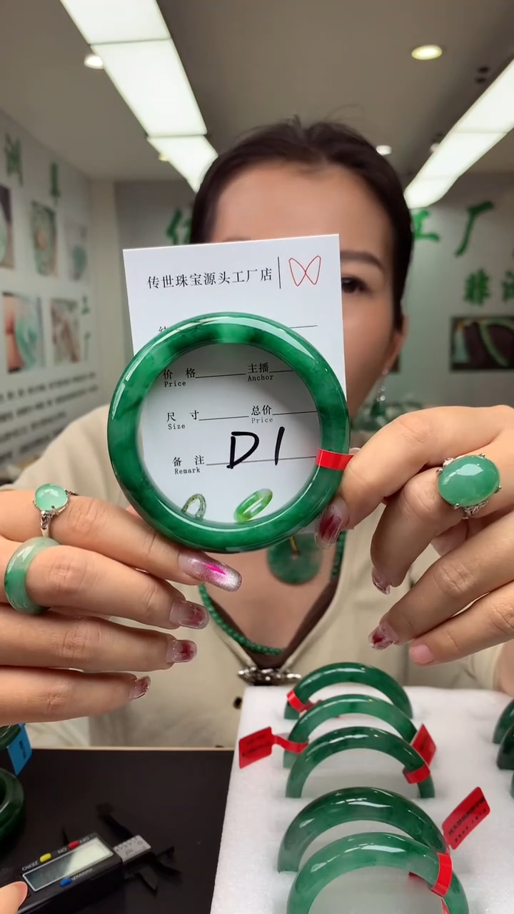 【闪购商品】石英质玉手镯合金59+