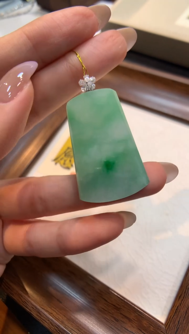 颈饰18K金镶嵌翡翠无事牌