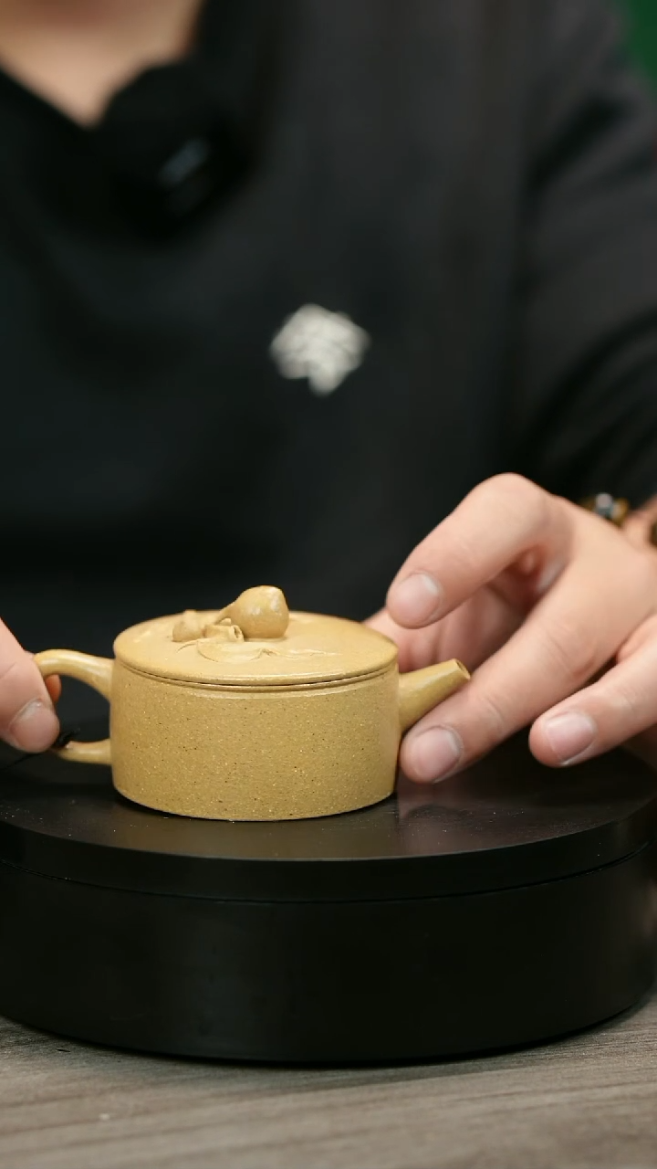 茶壶紫砂南****息H2211陈春芬黄段寿桃小汉瓦