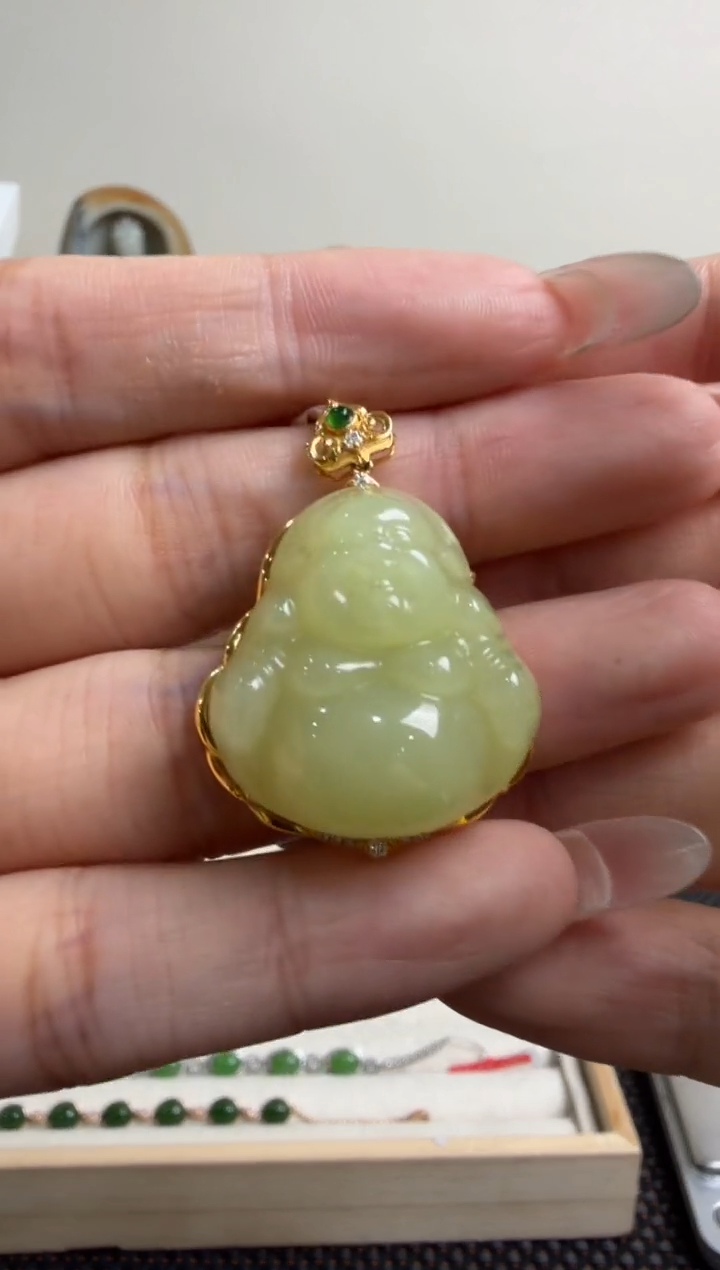 颈饰18K金镶嵌和田玉挂件