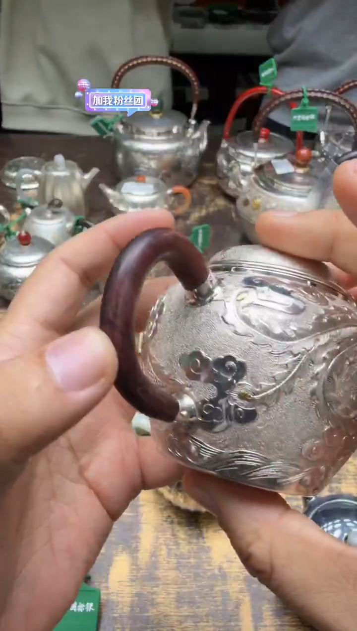 T****@呆坐大漆嵌金錾刻龙凤呈祥龙珠壶