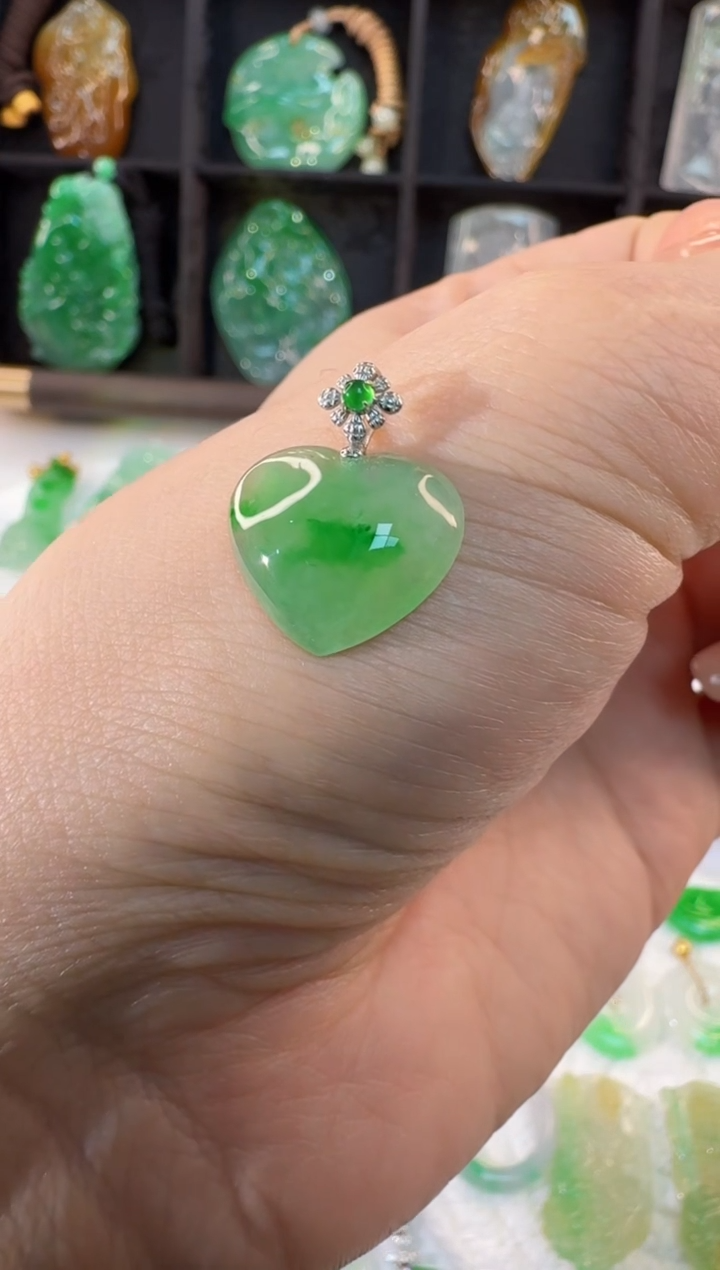 颈饰18K金镶嵌翡翠缅甸A货翡翠