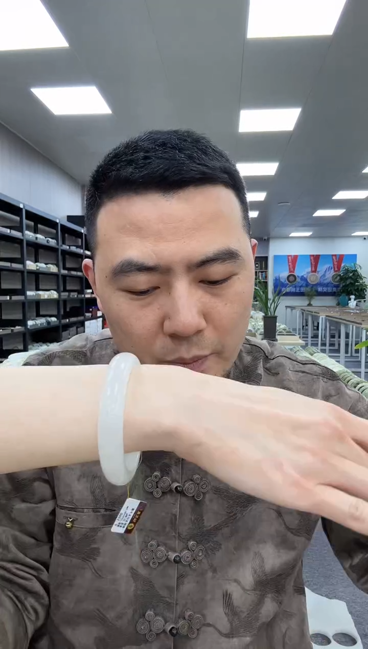 【闪购商品】和田玉手镯未镶嵌58  374