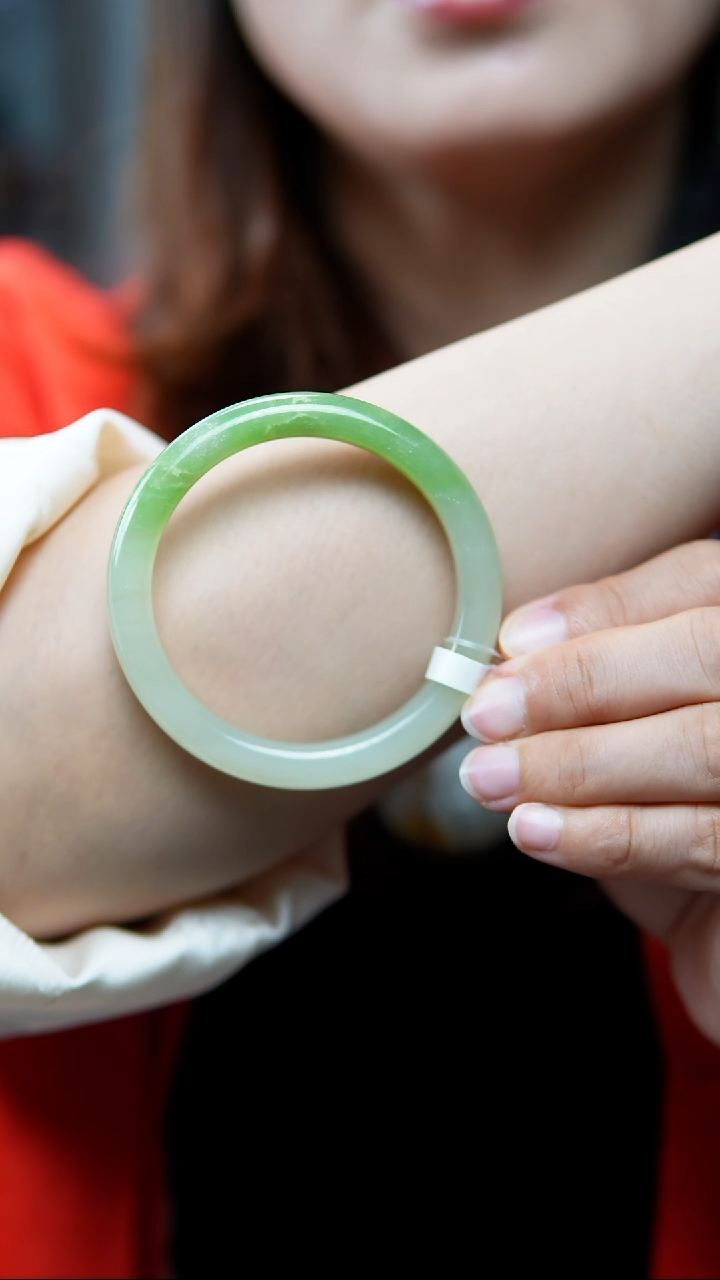 【闪购商品】和田玉手镯未镶嵌56-57翠青正装半山水